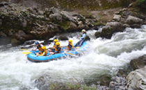 激流ラフティング